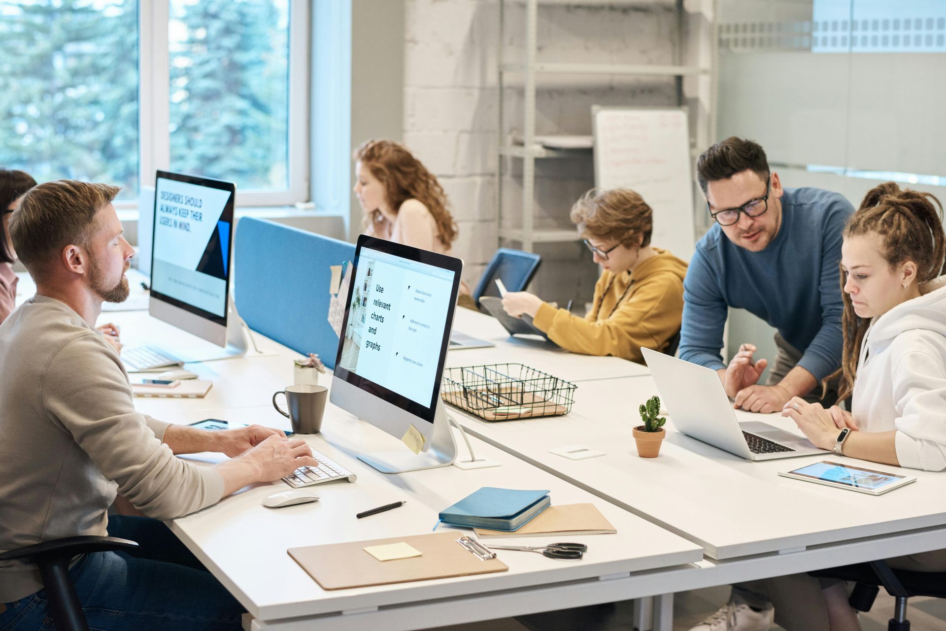 Viele leute in einem Büro zusammen im Desk Charing Modus