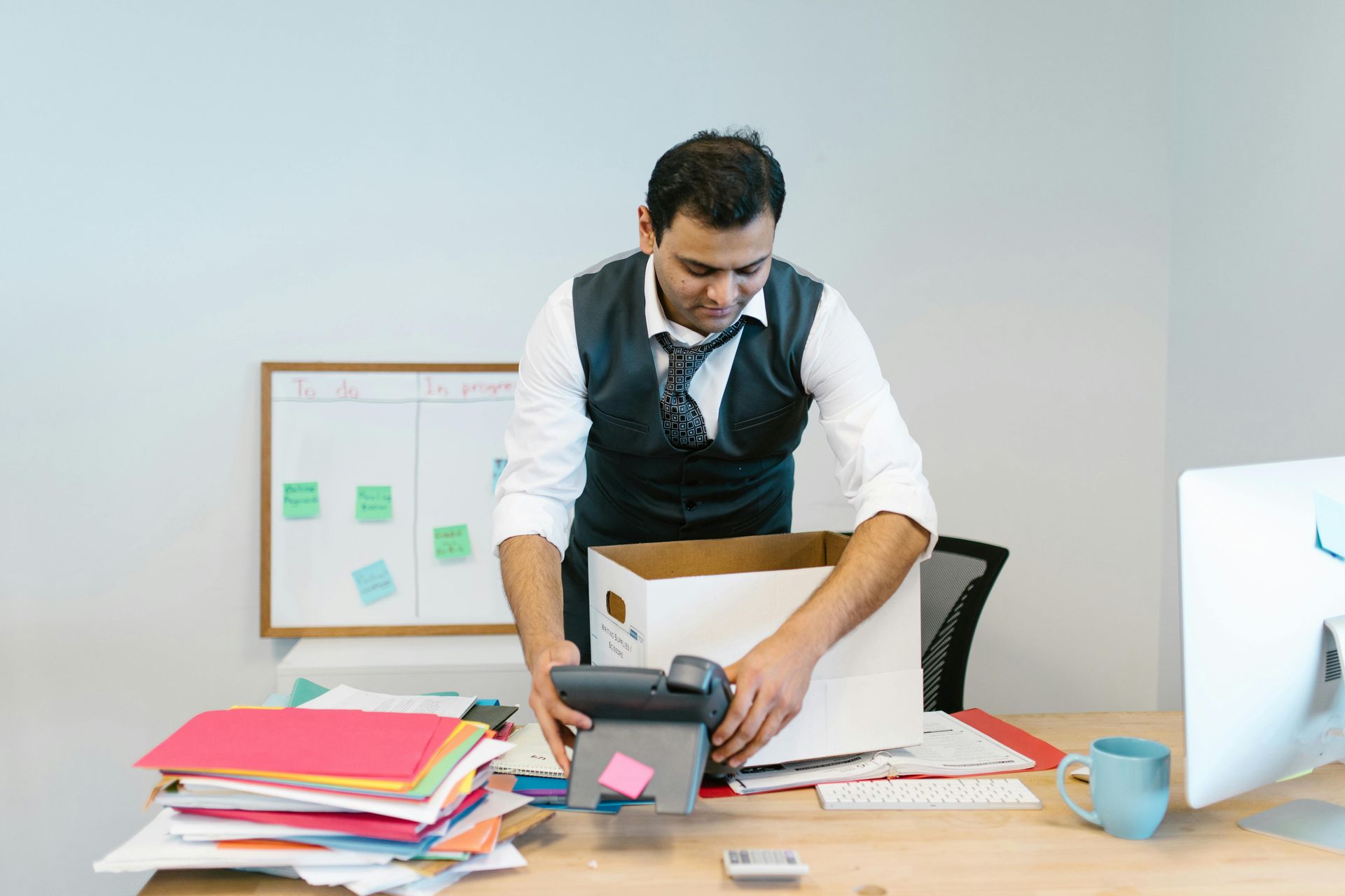 Arbeitstisch mit vielen Akten