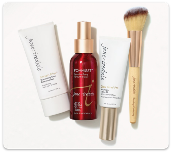 Drei Flaschen Jane Iredale Produkte und eine Bürste