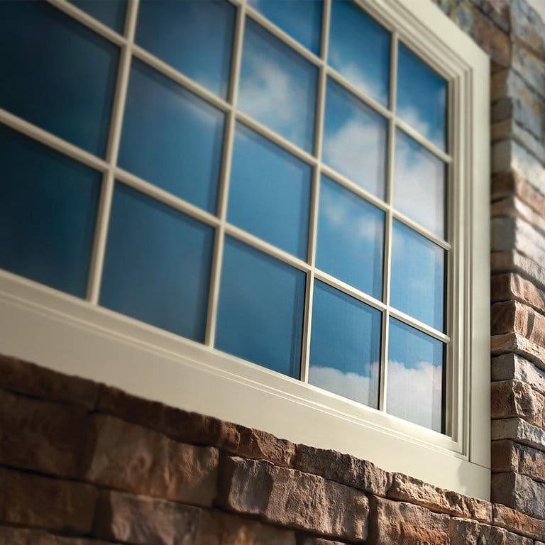 A window with a blue sky reflected in it