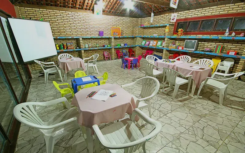 Um banheiro com vaso sanitário, pia, chuveiro e espelho.-Hotel-Praia-Dourada-Maragogi-Park