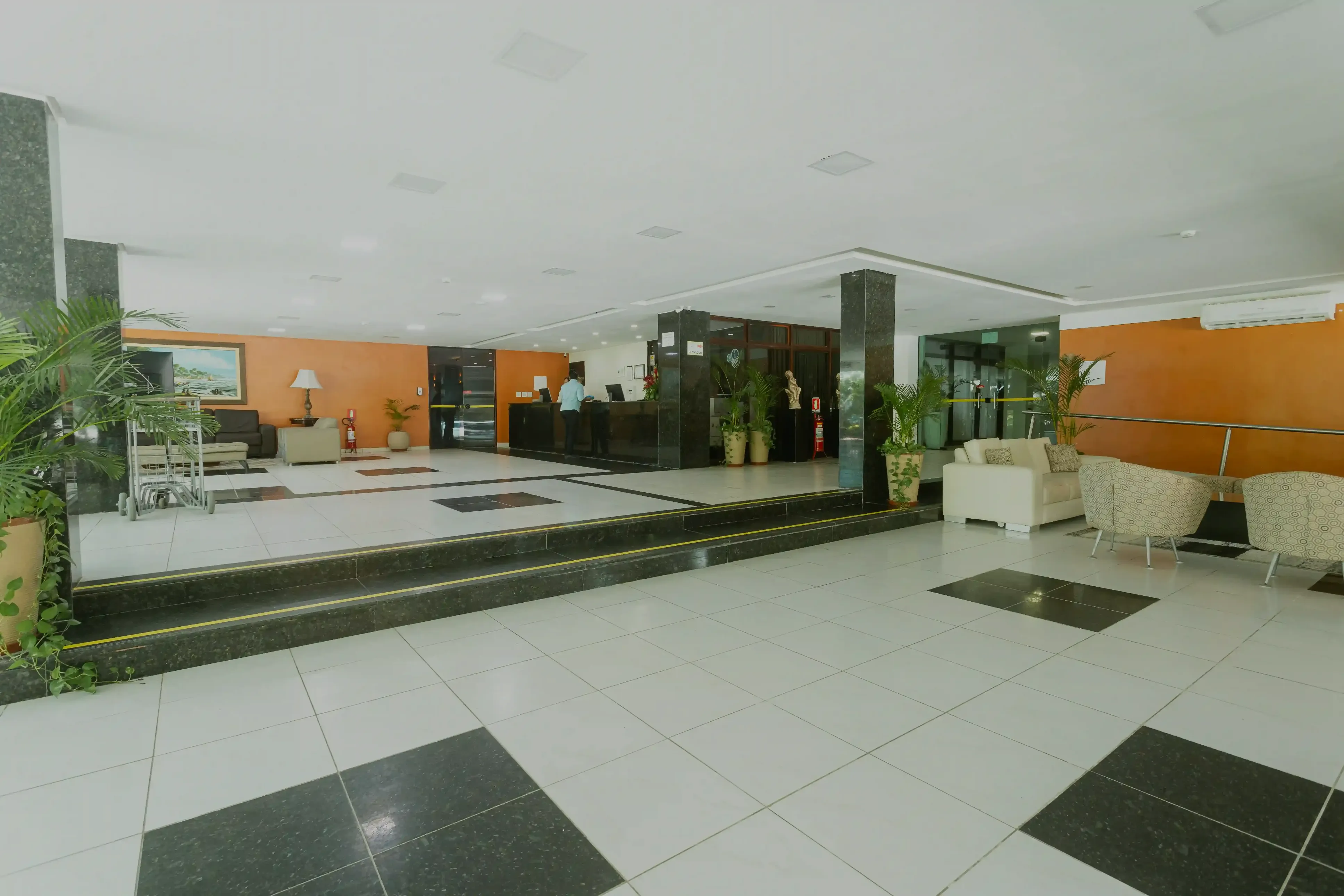 Um grande lobby de um hotel com muitos móveis-Hotel-Praia-Dourada-Maragogi-Park