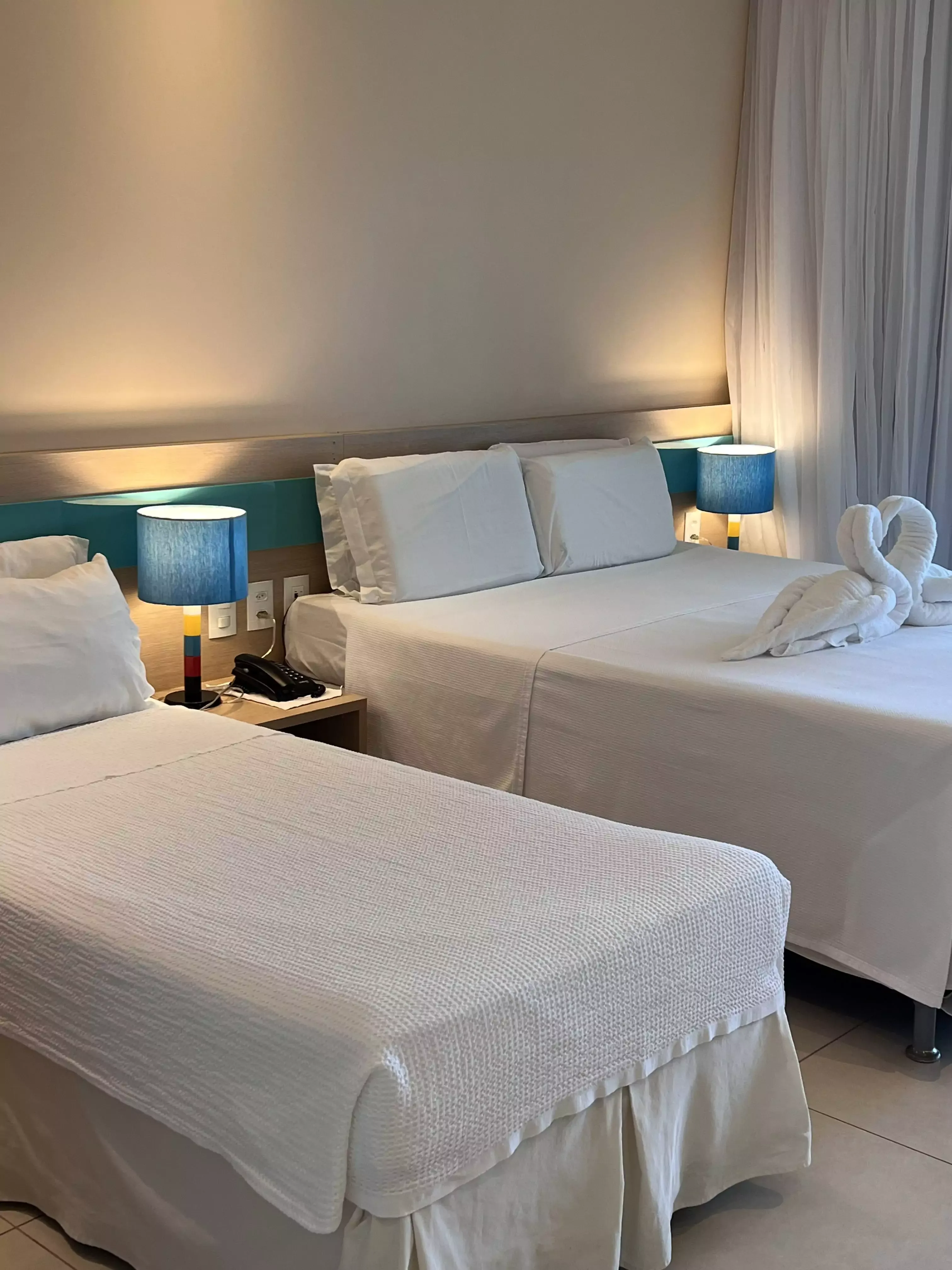 Um quarto de hotel com duas camas e uma varanda.-Hotel-Praia-Dourada-Maragogi-Park