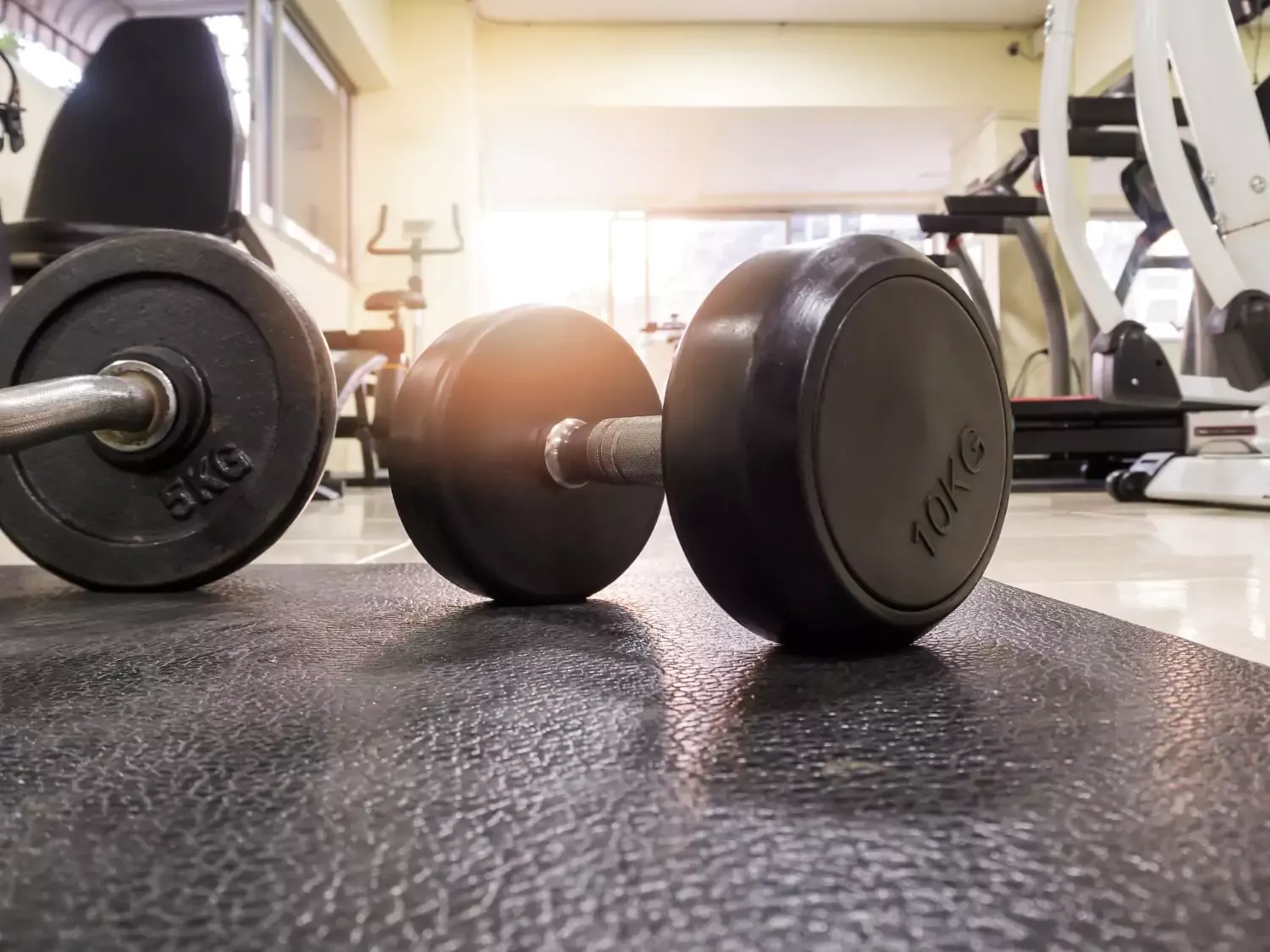 Uma vista aérea de uma cadeia de montanhas com uma estrada passando por ela ao pôr do sol.-Hotel-Praia-Dourada-Maragogi-Park
