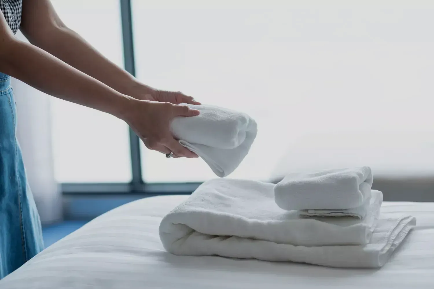 Um lobby de hotel com balcão de recepção e relógios na parede.-Hotel-Praia-Dourada-Maragogi-Park