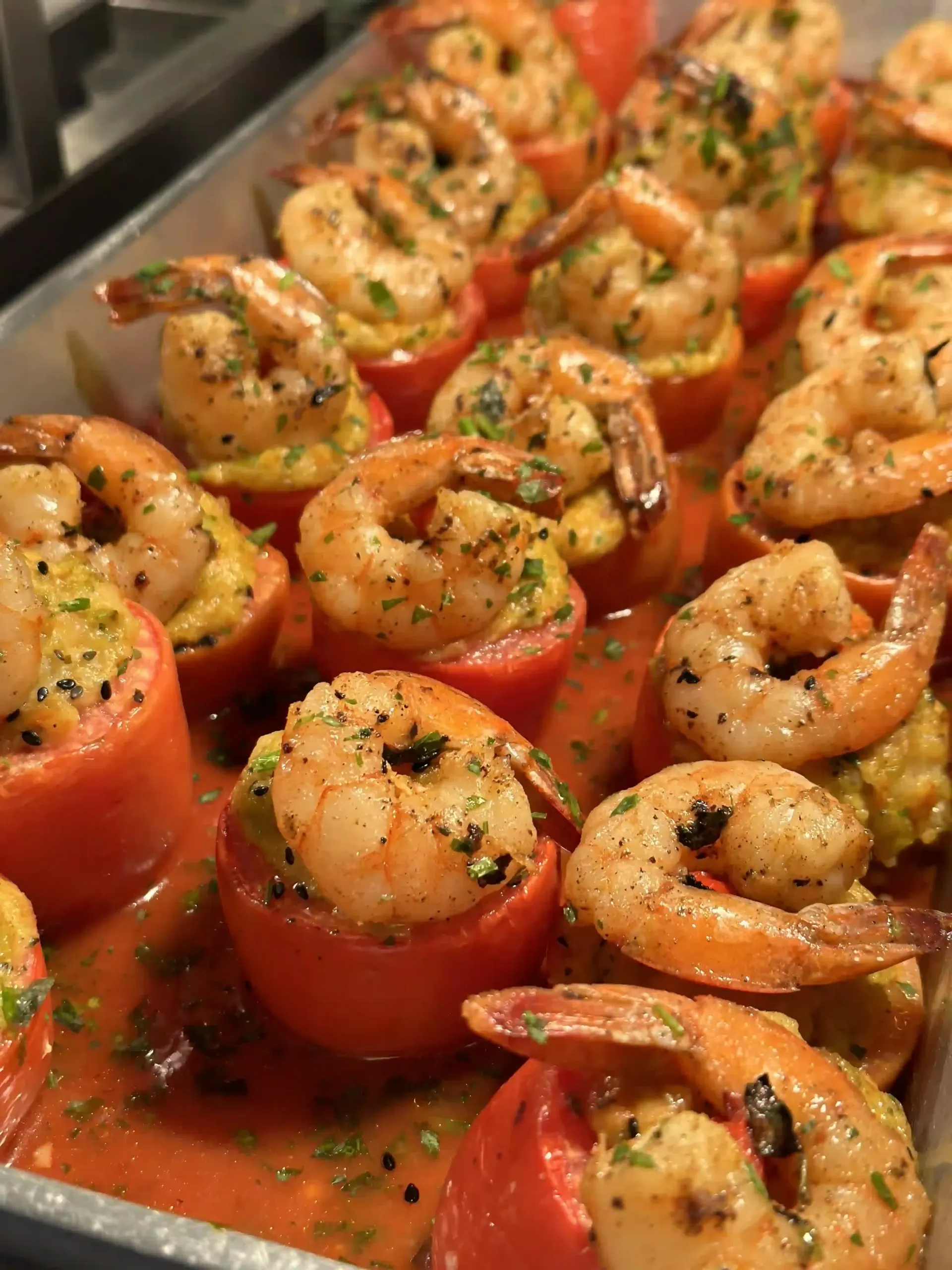 Uma bandeja de tomates recheados com camarão e molho.-Hotel-Praia-Dourada-Maragogi-Park