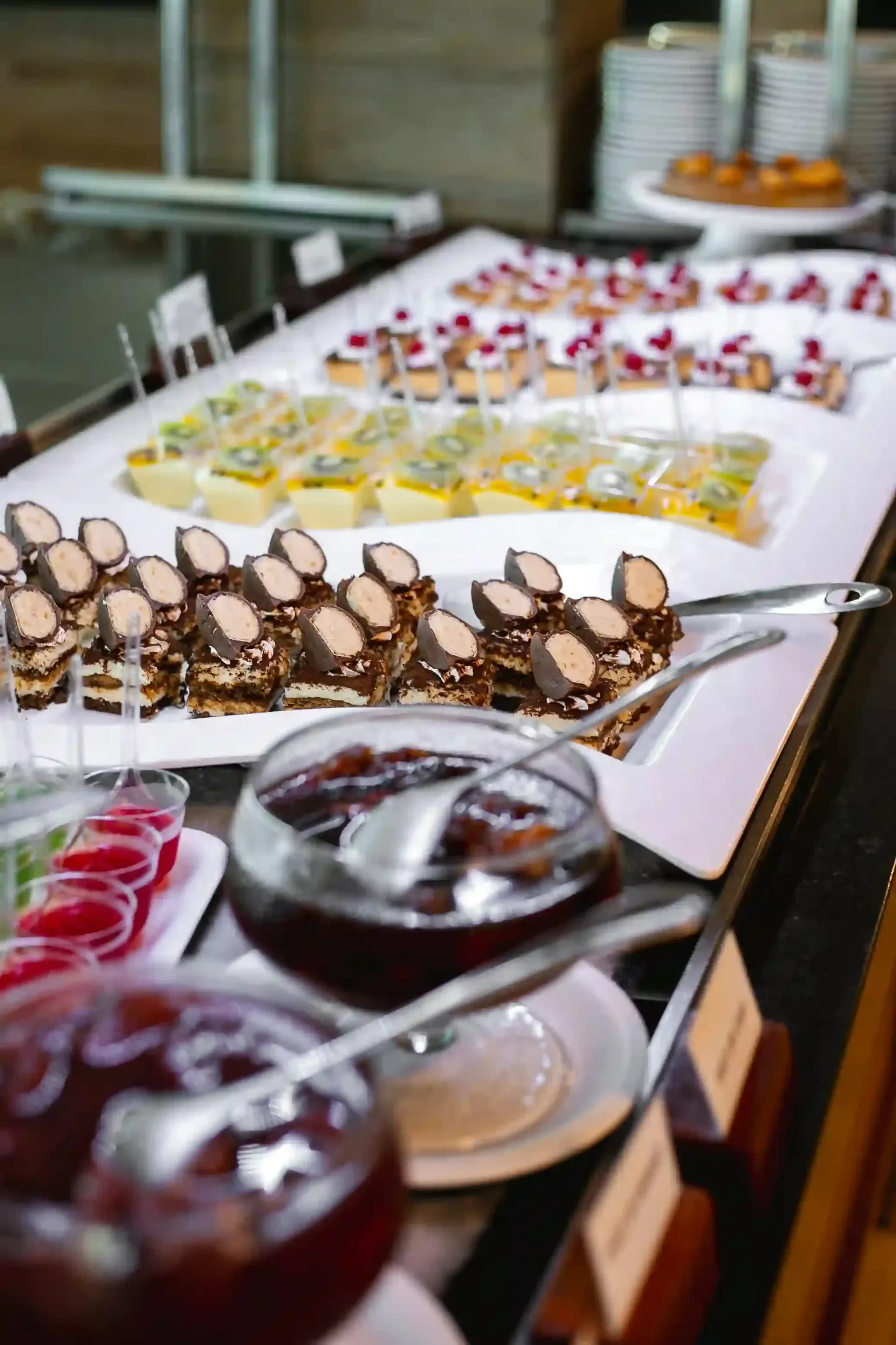 Uma mesa de bufê com uma variedade de sobremesas e geleias.-Hotel-Praia-Dourada-Maragogi-Park