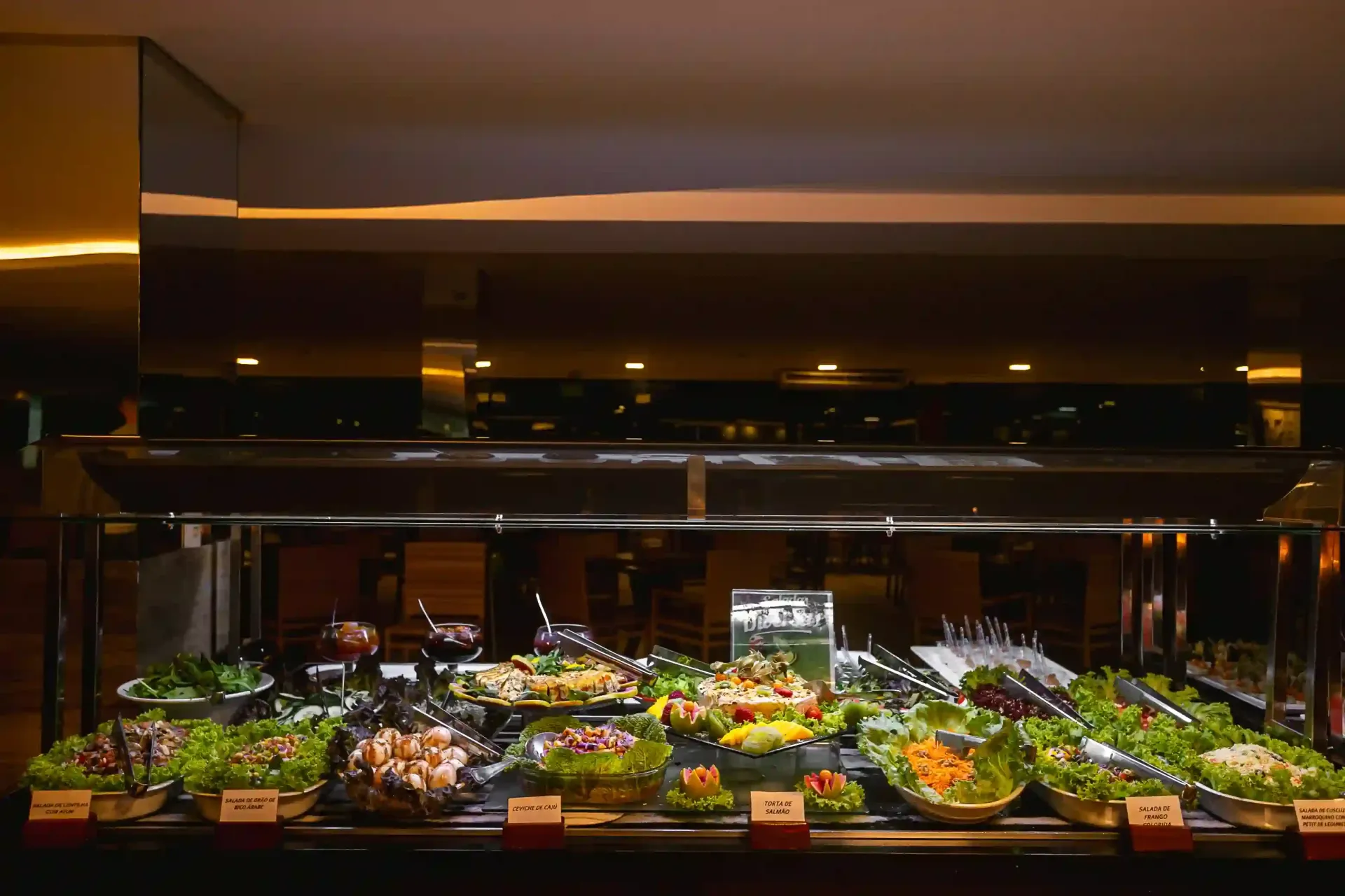 Uma fila de bufê repleta de comida em um restaurante.-Hotel-Praia-Dourada-Maragogi-Park