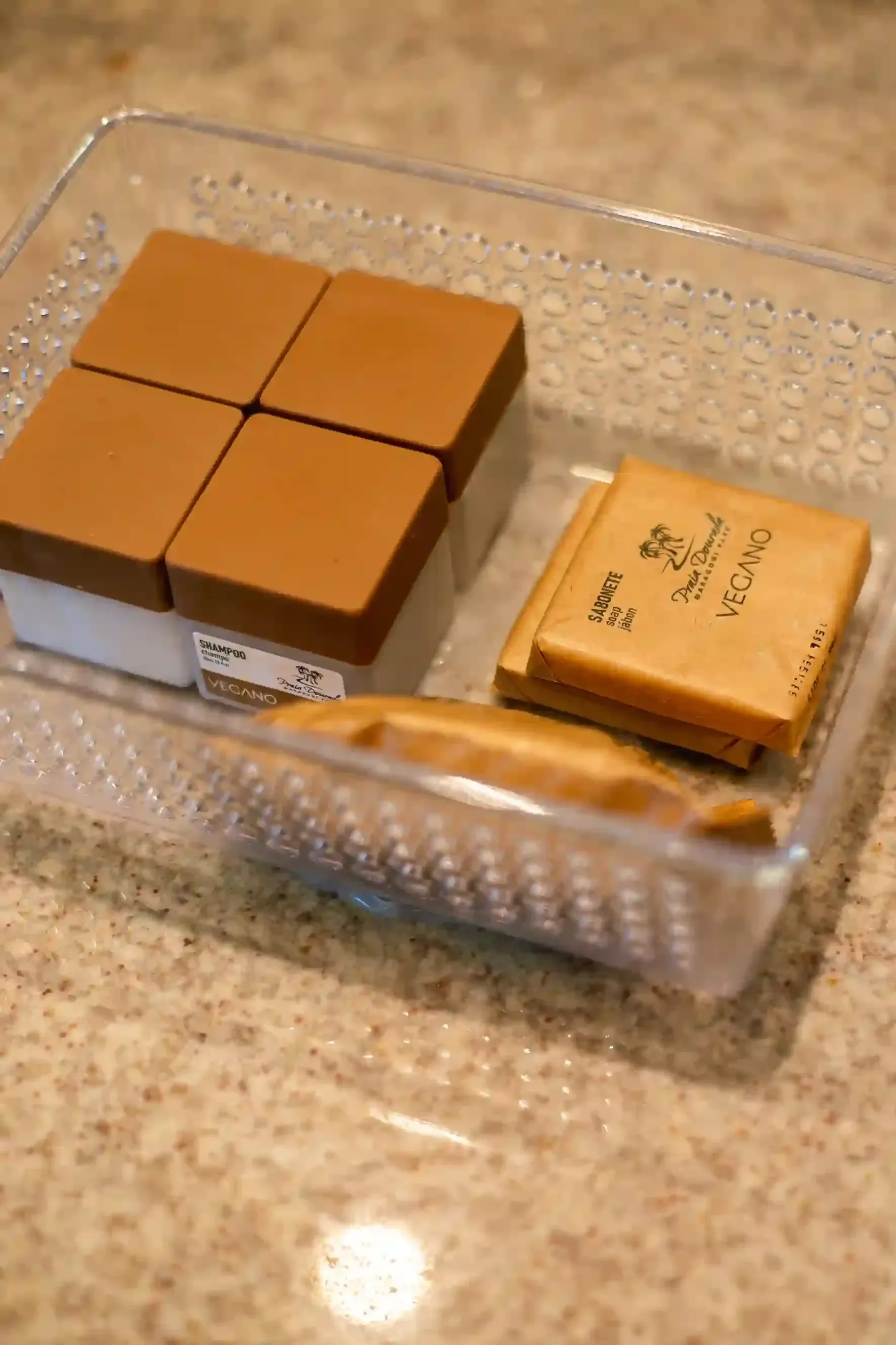 Um recipiente de plástico com quatro quadrados de chocolate dentro-Hotel-Praia-Dourada-Maragogi-Park