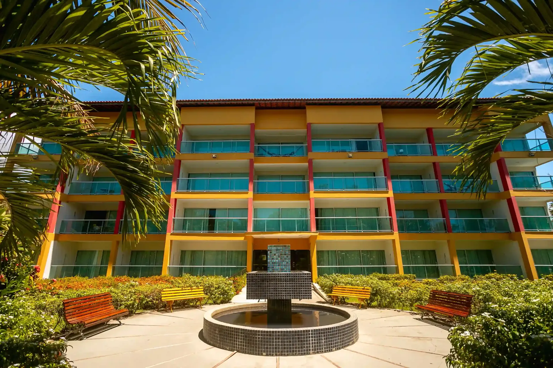 Um grande edifício com uma fonte na frente-hotel-praia-dourada-maragogi-park