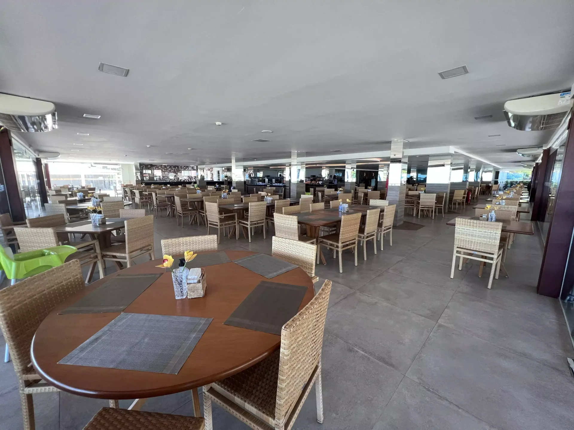 Há muitas mesas e cadeiras no restaurante.-Hotel-Praia-Dourada-Maragogi-Park