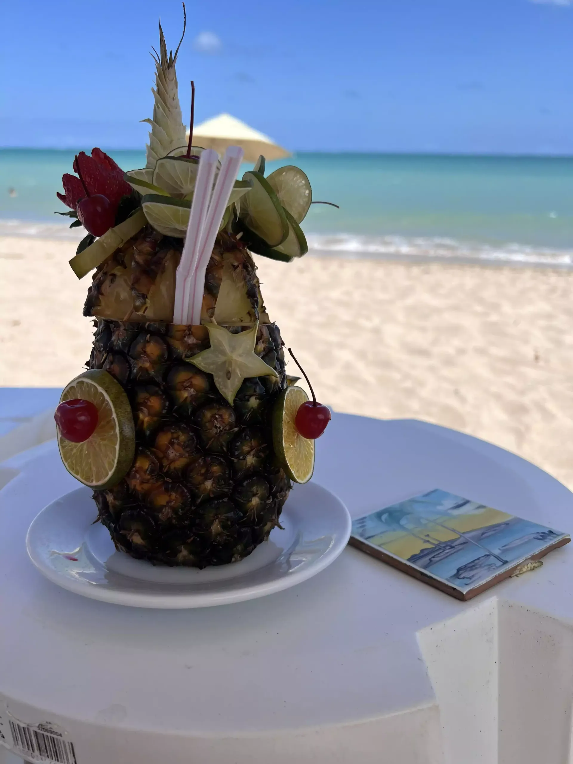Um abacaxi em um prato sobre uma mesa na praia-Hotel-Praia-Dourada-Maragogi-Park