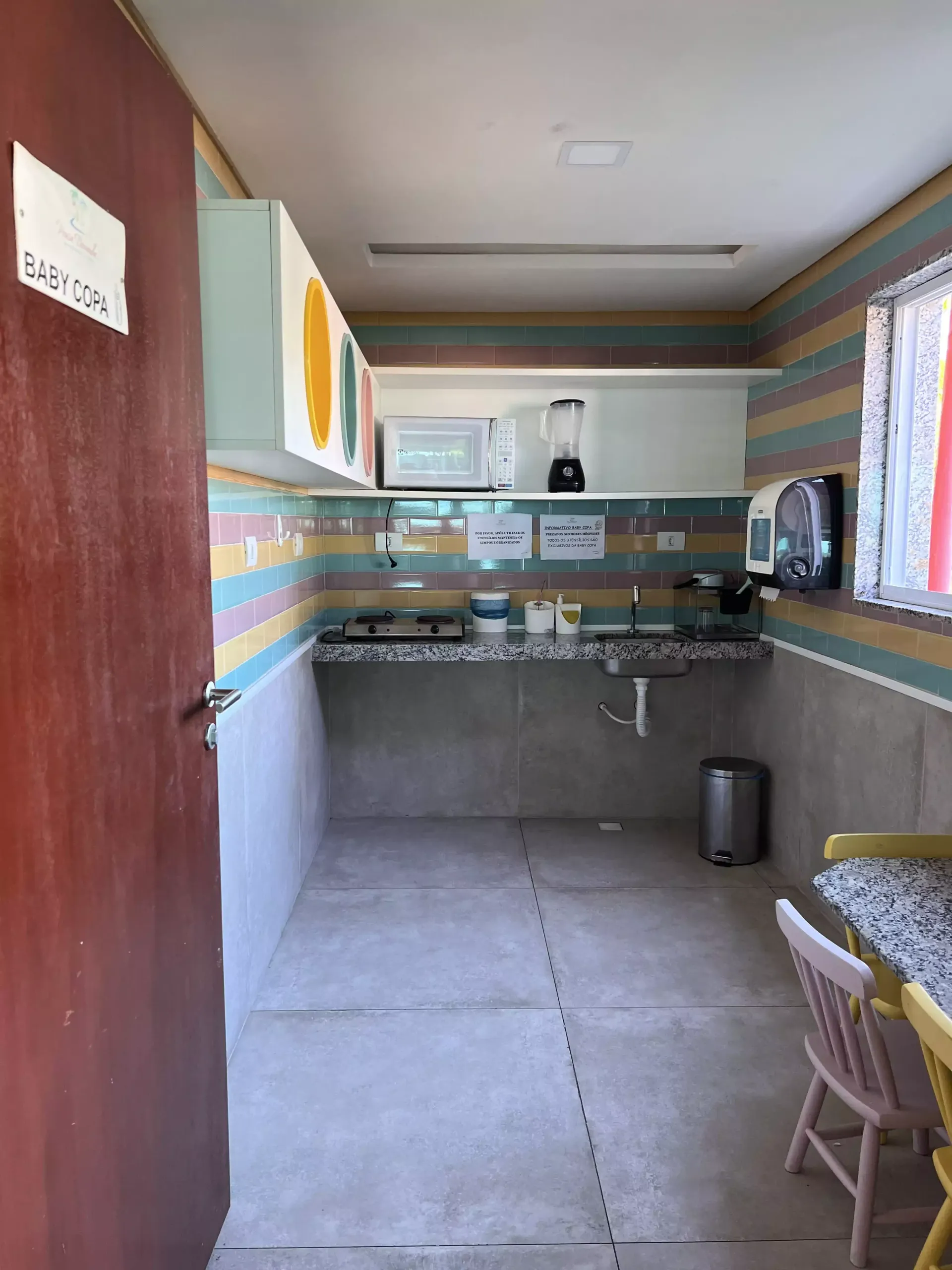 Uma impressão artística de uma cabana com vista para o oceano.-hotel-praia-dourada-maragogi-park