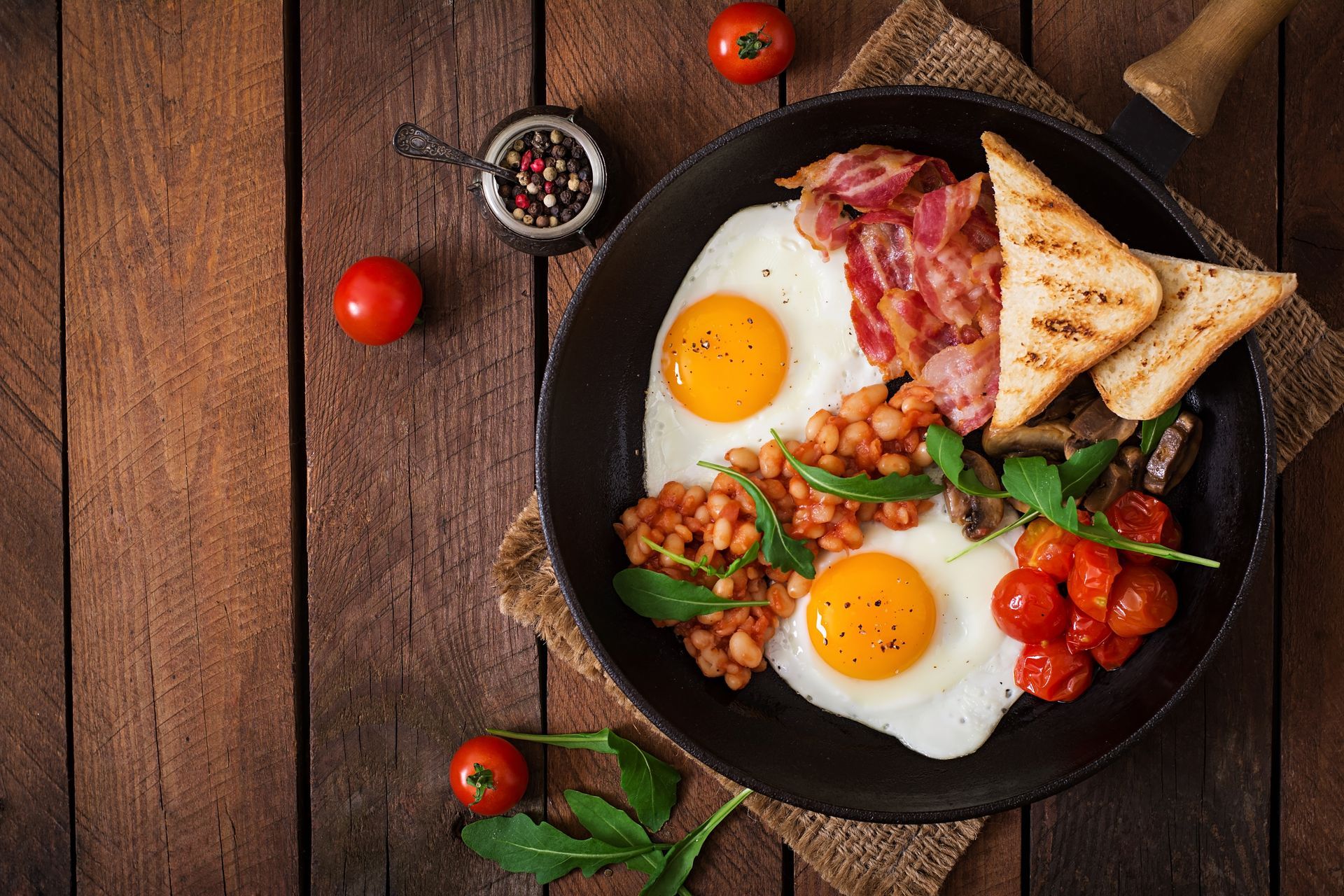 fried egg, beans, tomatoes, mushrooms, bacon and toas