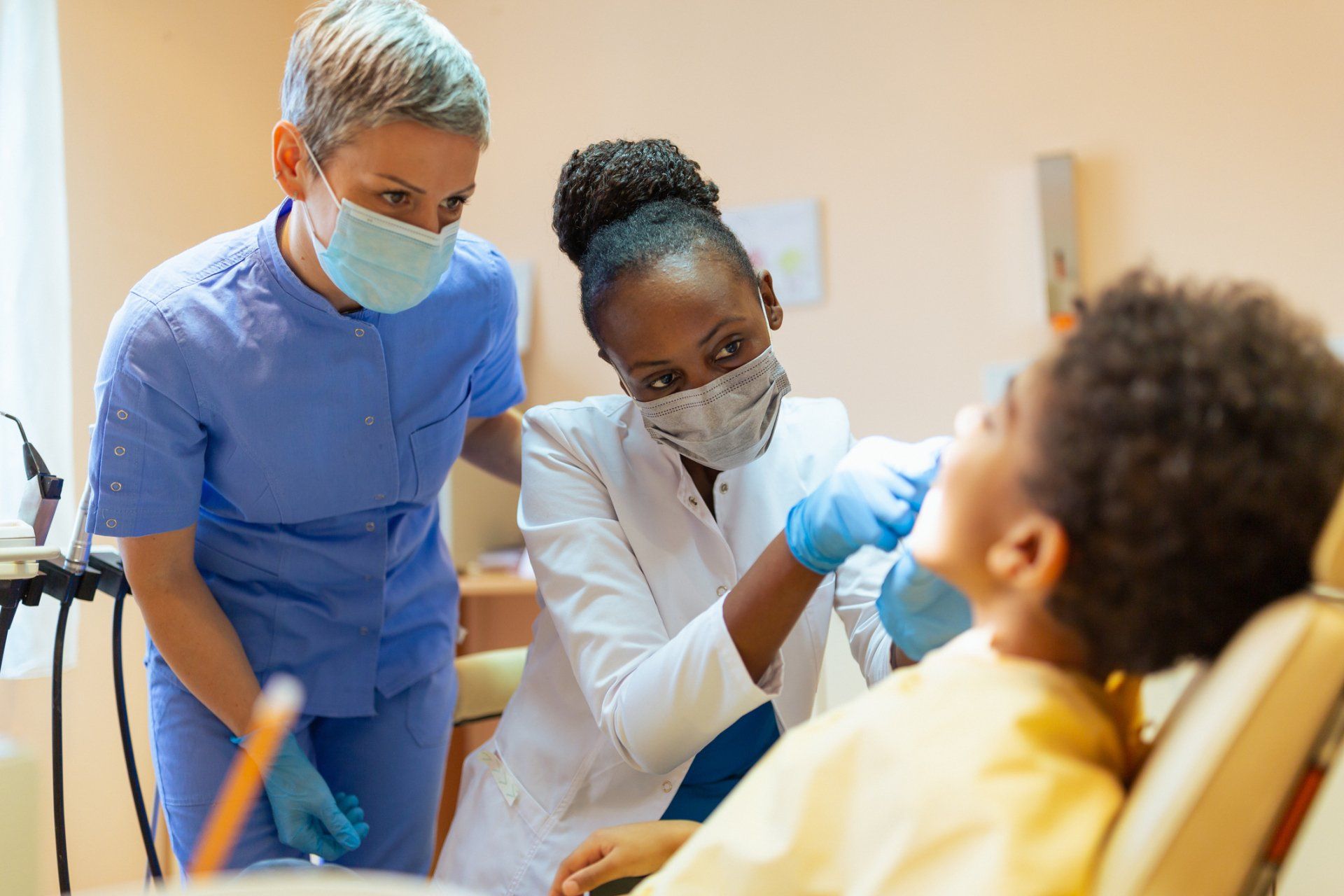 Black Female Dentist Doing Dental Check Up - West Carrollton, OH - DATS Dental Assistant School LLC Black Female Dentist Doing Dental Check Up - West Carrollton, OH - DATS Dental Assistant School LLC