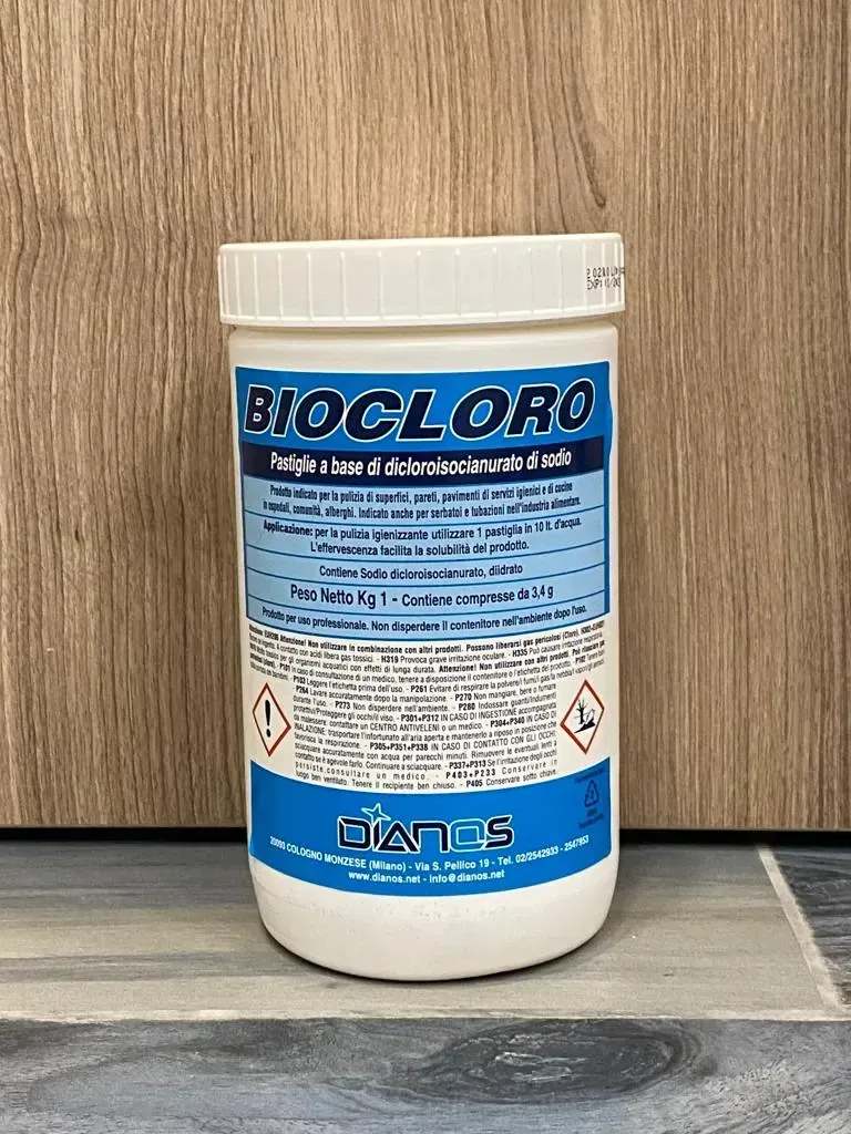 Barattolo di plastica bianca BIOCLORO con etichetta blu su una superficie di legno, su uno sfondo di legno.