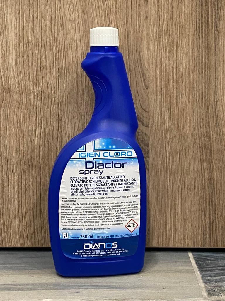 Bottiglia blu di detersivo per piatti Diator con tappo bianco su una superficie di legno.