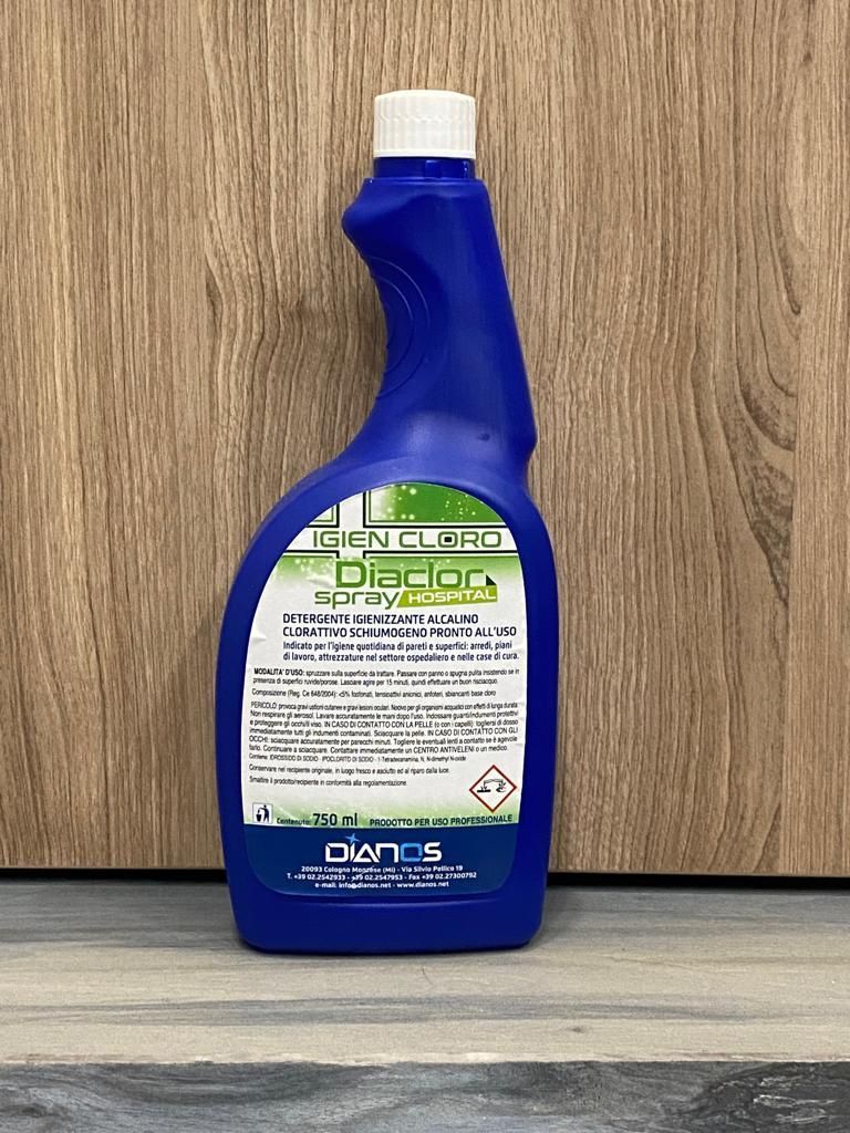 Flacone blu di prodotto per la pulizia DMS con tappo bianco su una superficie di legno.