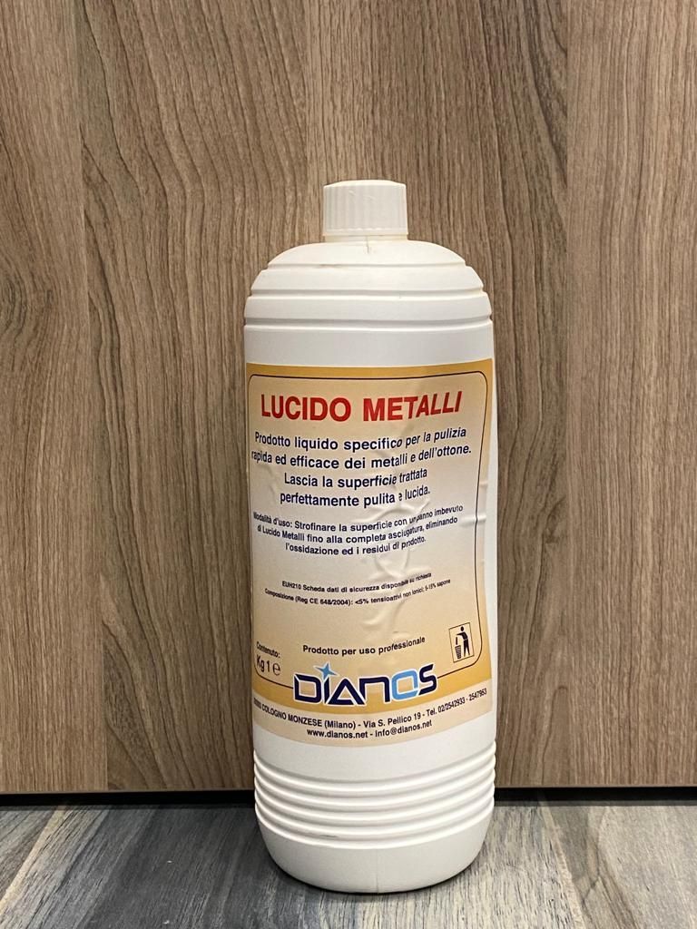 Flacone bianco del prodotto per la pulizia “LUCIDO METAL” su una superficie di legno.