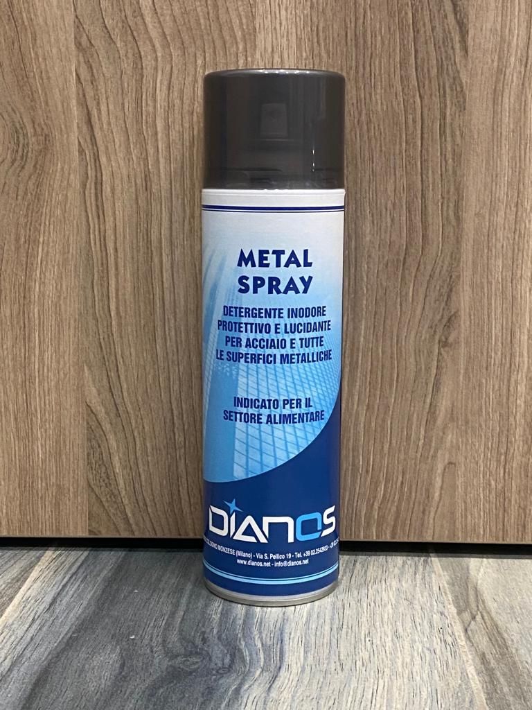 Bomboletta spray in metallo blu con tappo nero, appoggiata su una superficie di legno.