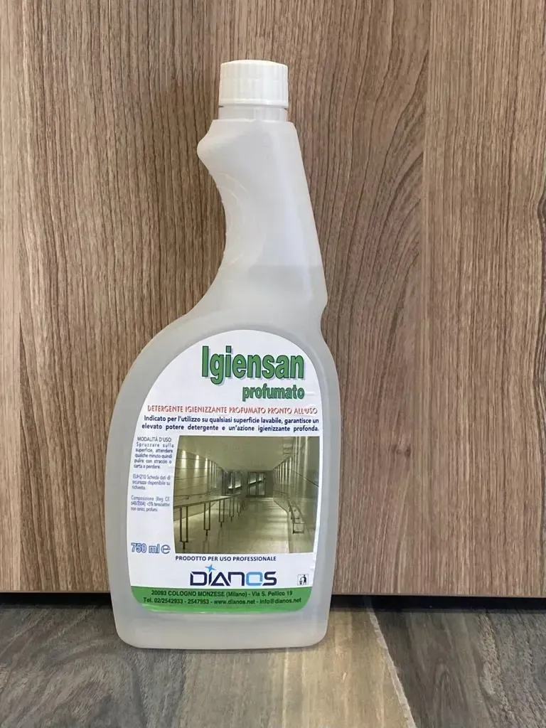 Flacone spray bianco di detergente per pavimenti con l'etichetta