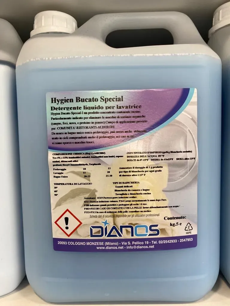 Tanica di plastica blu per prodotti chimici con etichetta