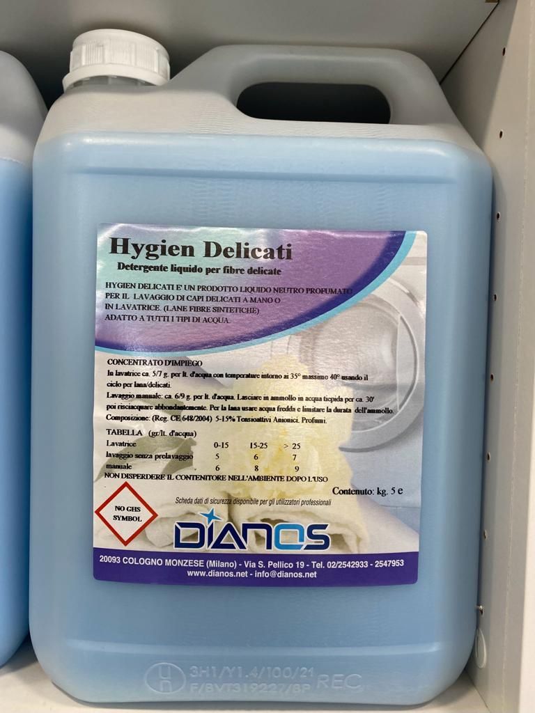 Flacone di plastica blu di detergente disinfettante