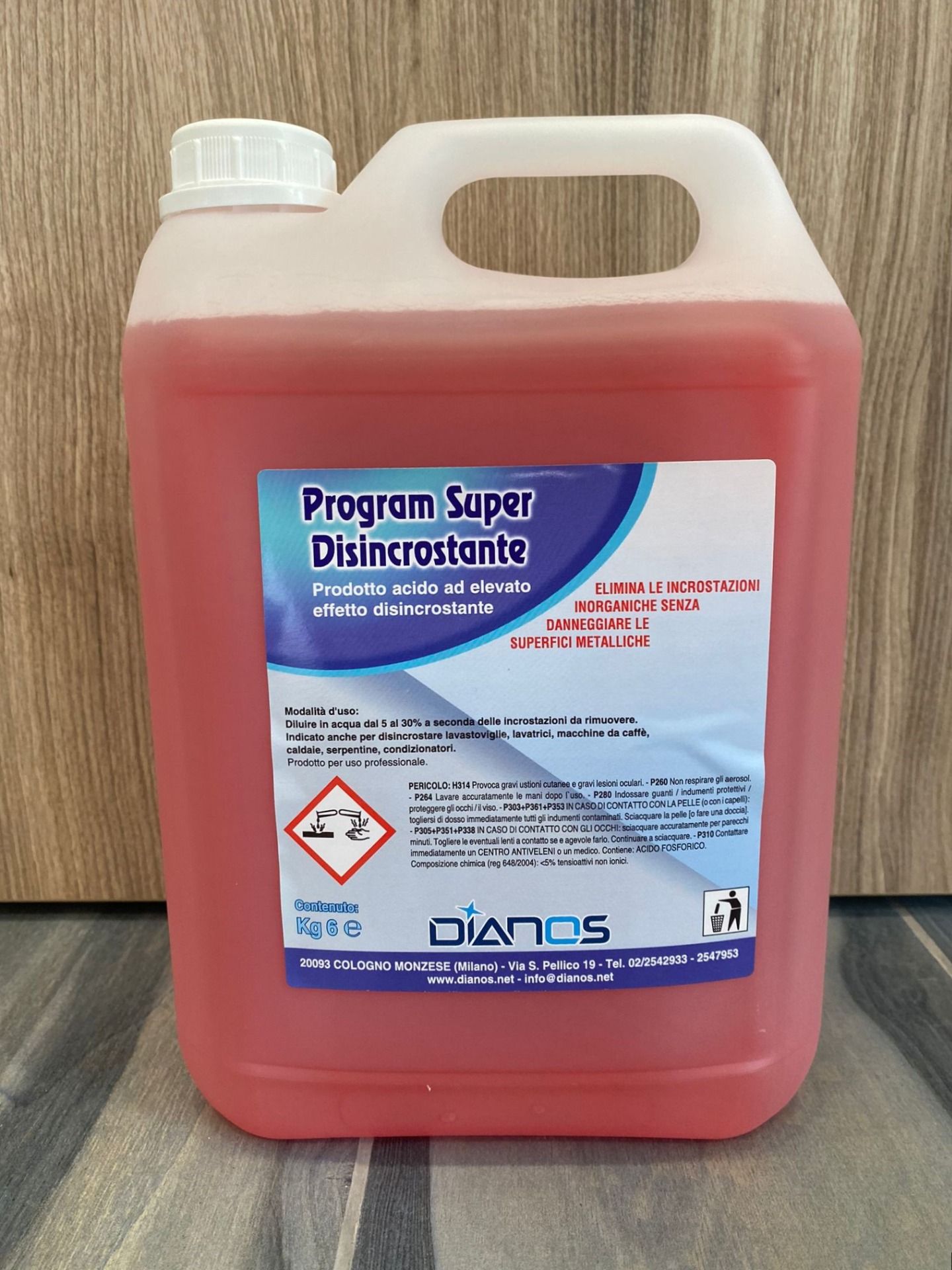 Tanica rossa da un gallone contenente detergente disinfettante rosa con etichetta blu su sfondo bianco.