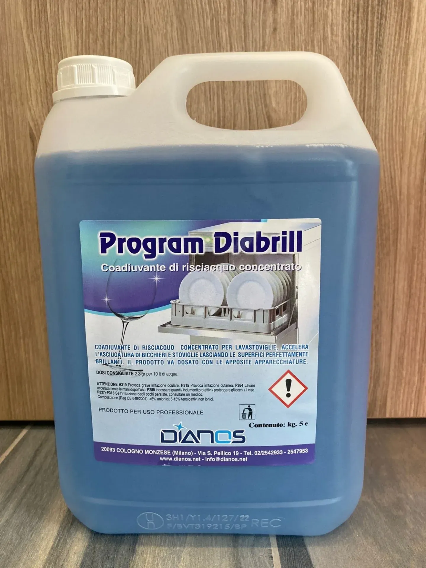 Tanica blu per prodotti chimici per la pulizia con etichetta