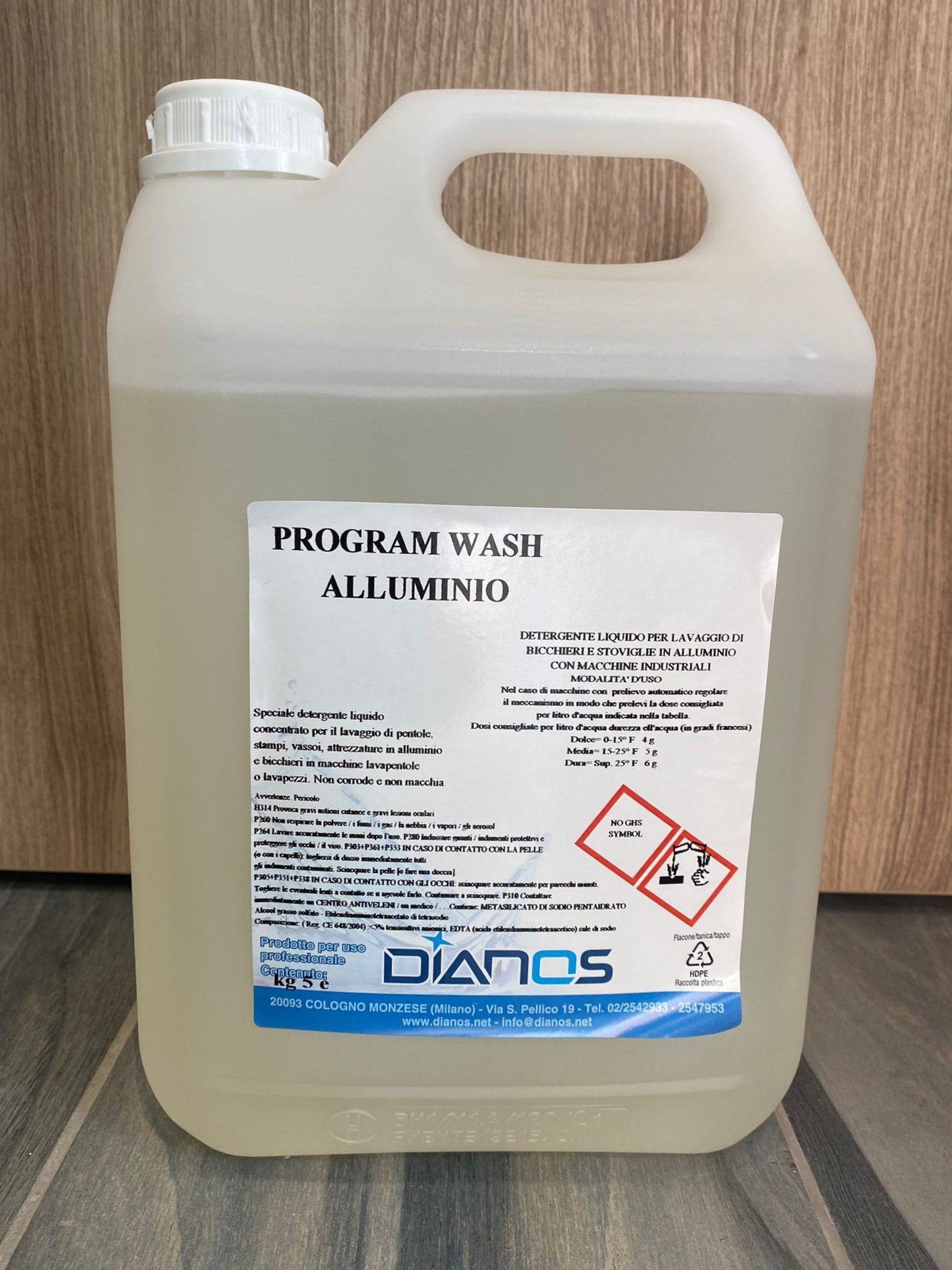 Brocca di plastica trasparente con etichetta