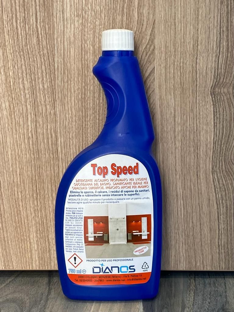 Flacone blu di detergente liquido Top Speed con tappo bianco su una superficie di legno
