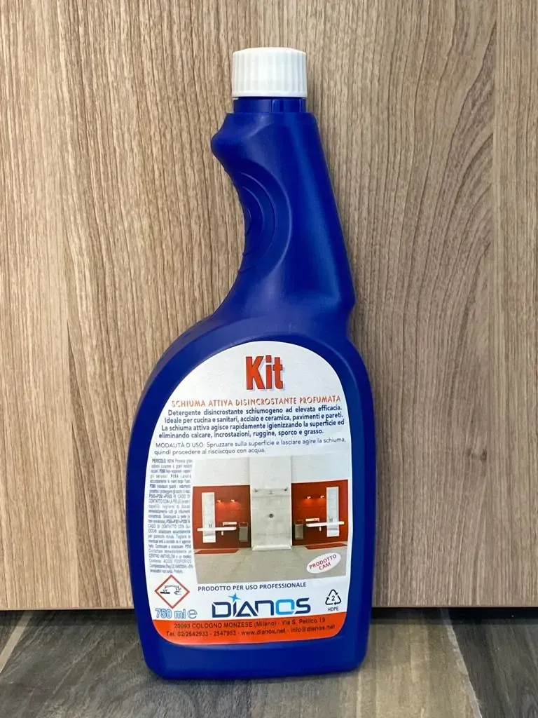 Flacone blu di detergente per WC con tappo ed etichetta bianchi su una superficie di legno.
