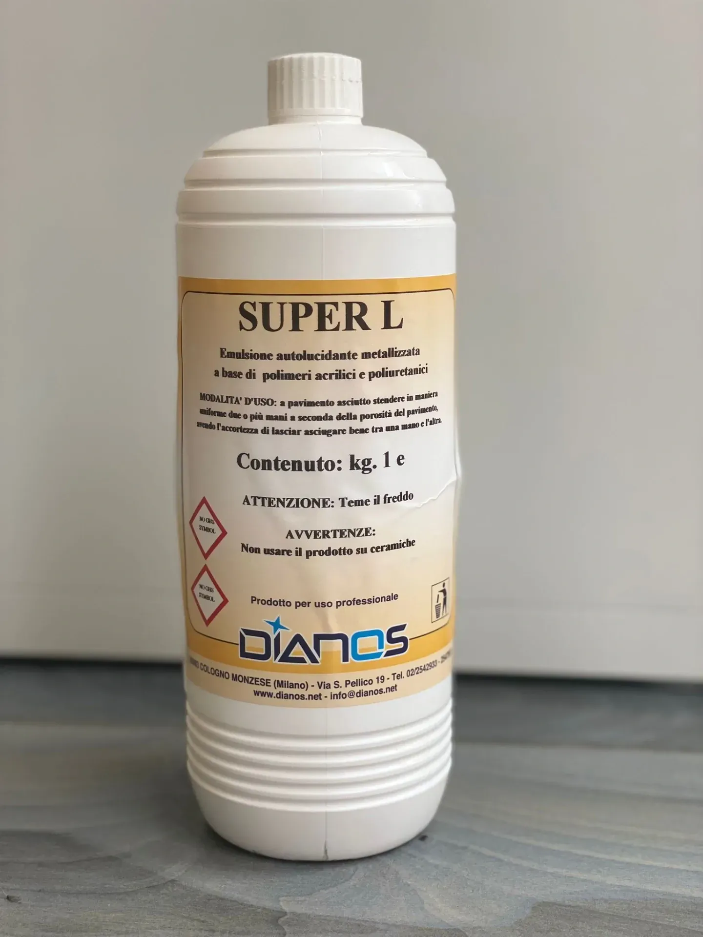 Bottiglia di plastica bianca con l'etichetta