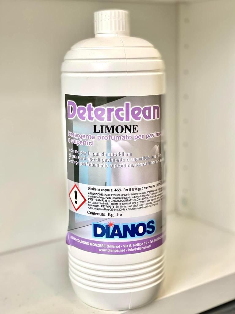 Flacone bianco di detersivo per la pulizia Deterclean Limone con etichetta viola e blu.