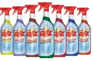 Una fila di coloratissimi flaconi spray per la pulizia con ugelli rossi ed etichette coreane.