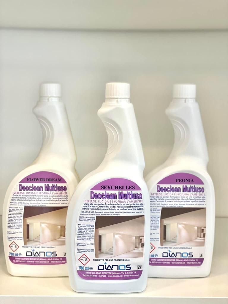 Tre flaconi bianchi di detergente per latte artificiale Becoocean su uno scaffale, con etichette rosa e tappi bianchi.