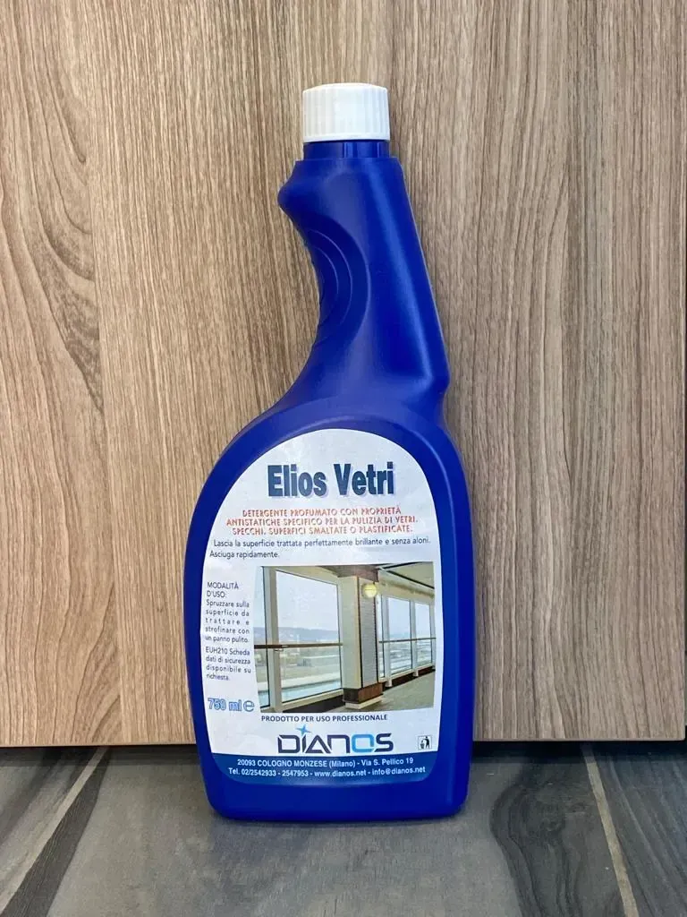 Flacone spray blu per la pulizia con l'etichetta