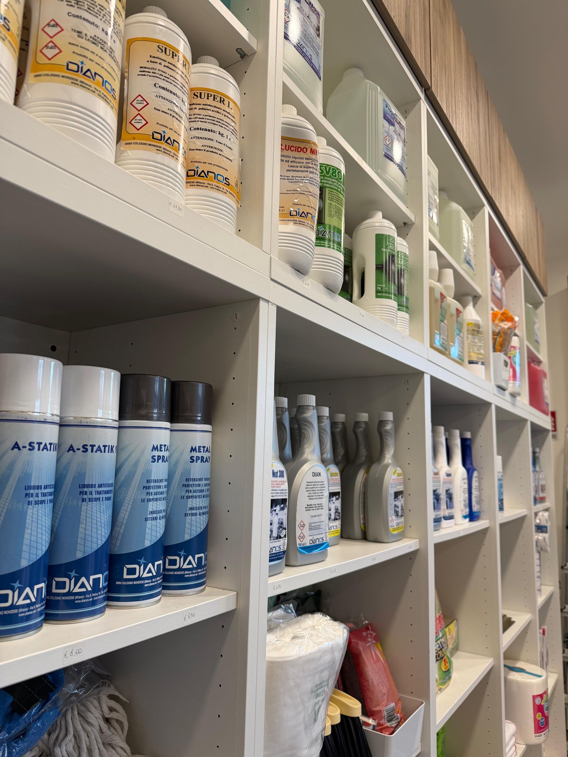 Scaffali pieni di flaconi e prodotti per la cura dei capelli di vario genere in un salone di bellezza o in un negozio di forniture estetiche.