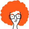 Cara de dibujos animados con pelo rizado de color naranja brillante, gafas negras y una pequeña sonrisa.