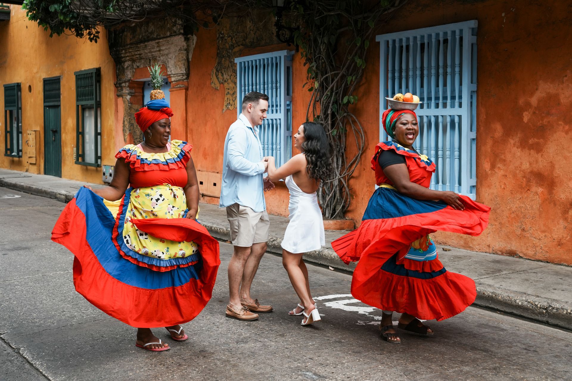Dos palanqueras bailando con pareja en cartagena