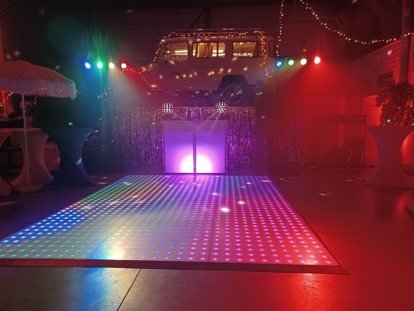 Opstelling met verlichte LED dansvloer