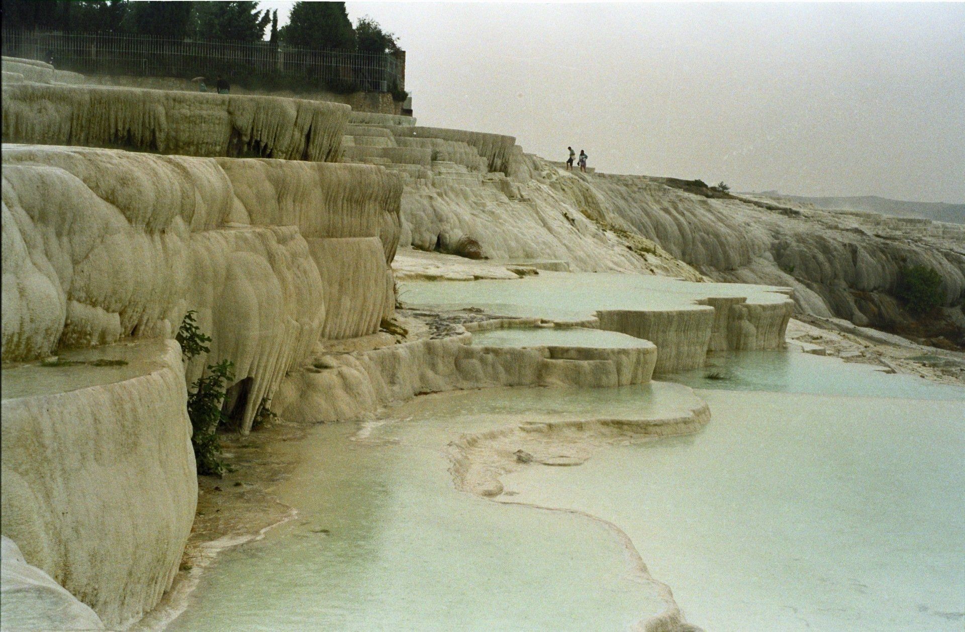 Witte travertijnterrassen gevuld met turkooizen water, Pamukkale, Turkije.