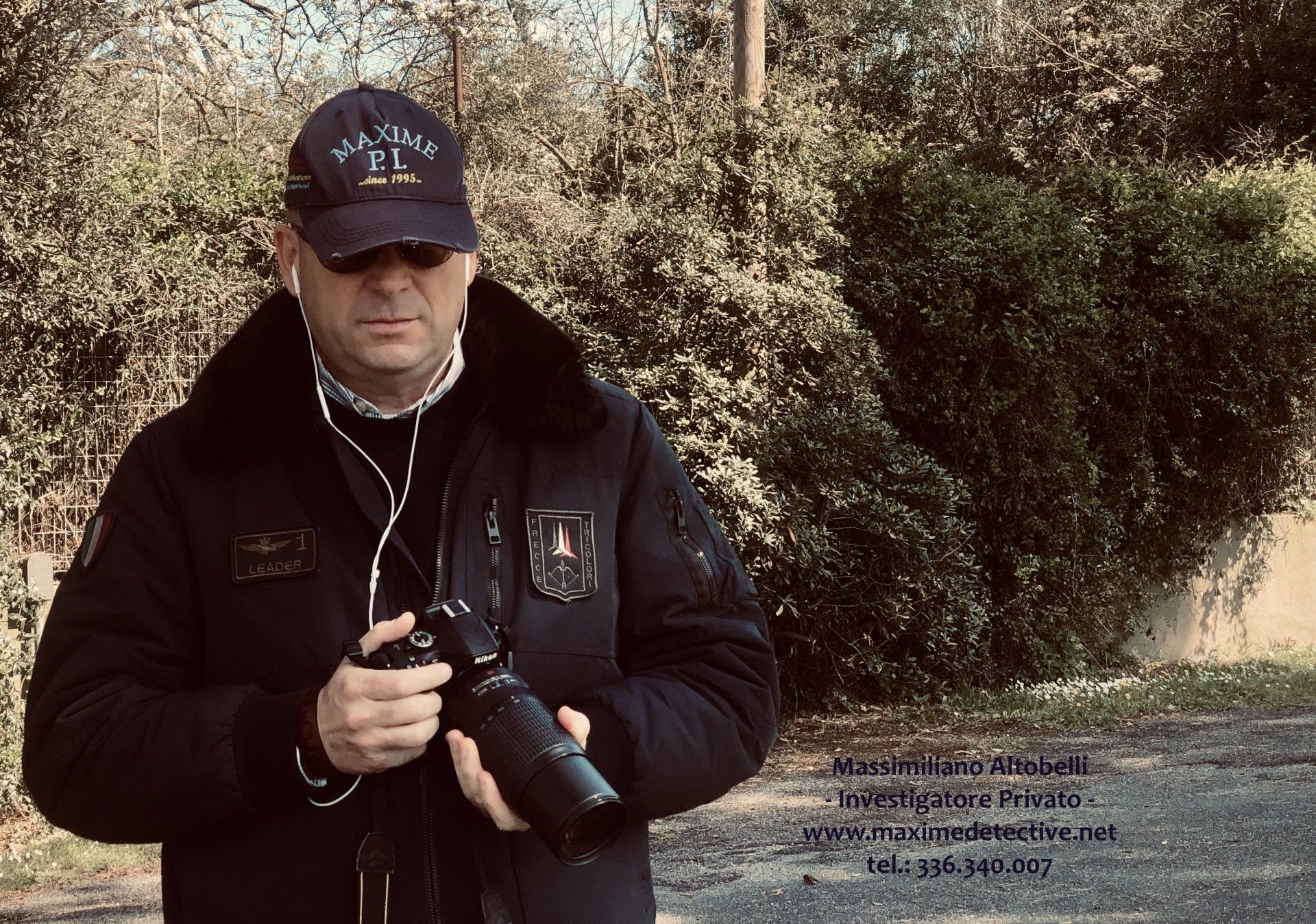 Massimiliano Altobelli durante un’attività investigativa con attrezzatura fotografica