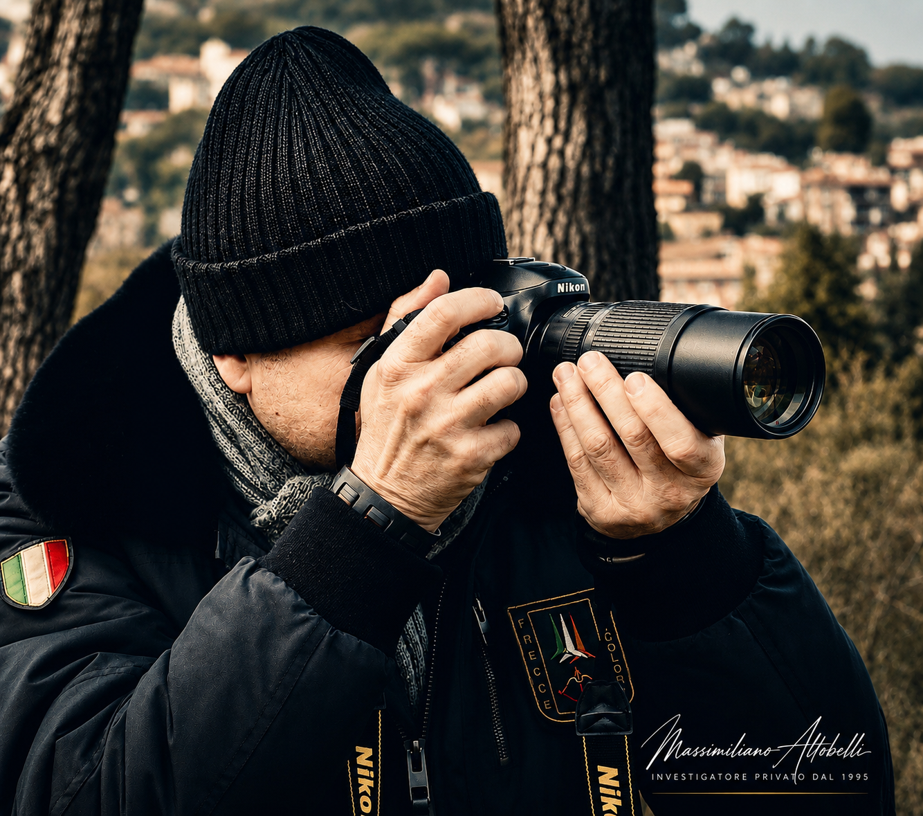 Investigatore privato a Roma durante un servizio di osservazione e documentazione fotografica