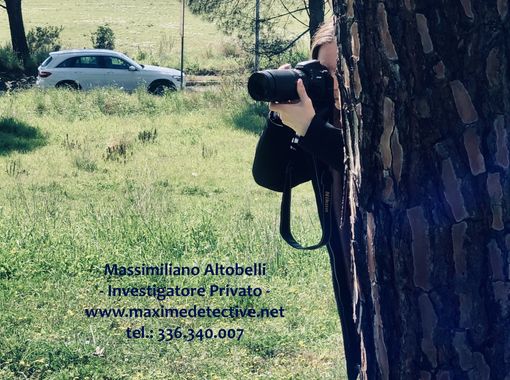 Indagini Private Roma Massimiliano Altobelli durante un’attività investigativa di osservazione e documentazione fotografica