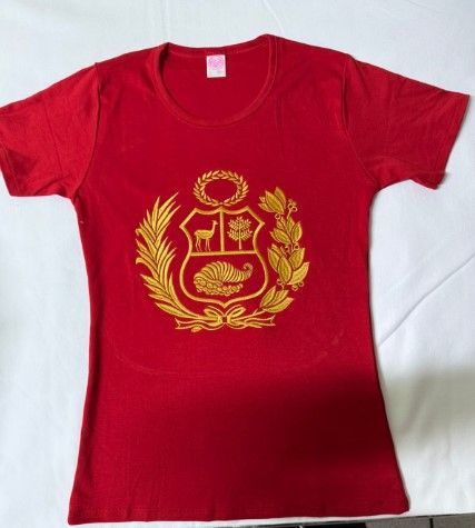 Camiseta roja con el escudo de armas de Perú en color dorado estampado en el centro.