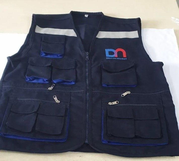 Un chaleco utilitario azul oscuro con múltiples bolsillos
