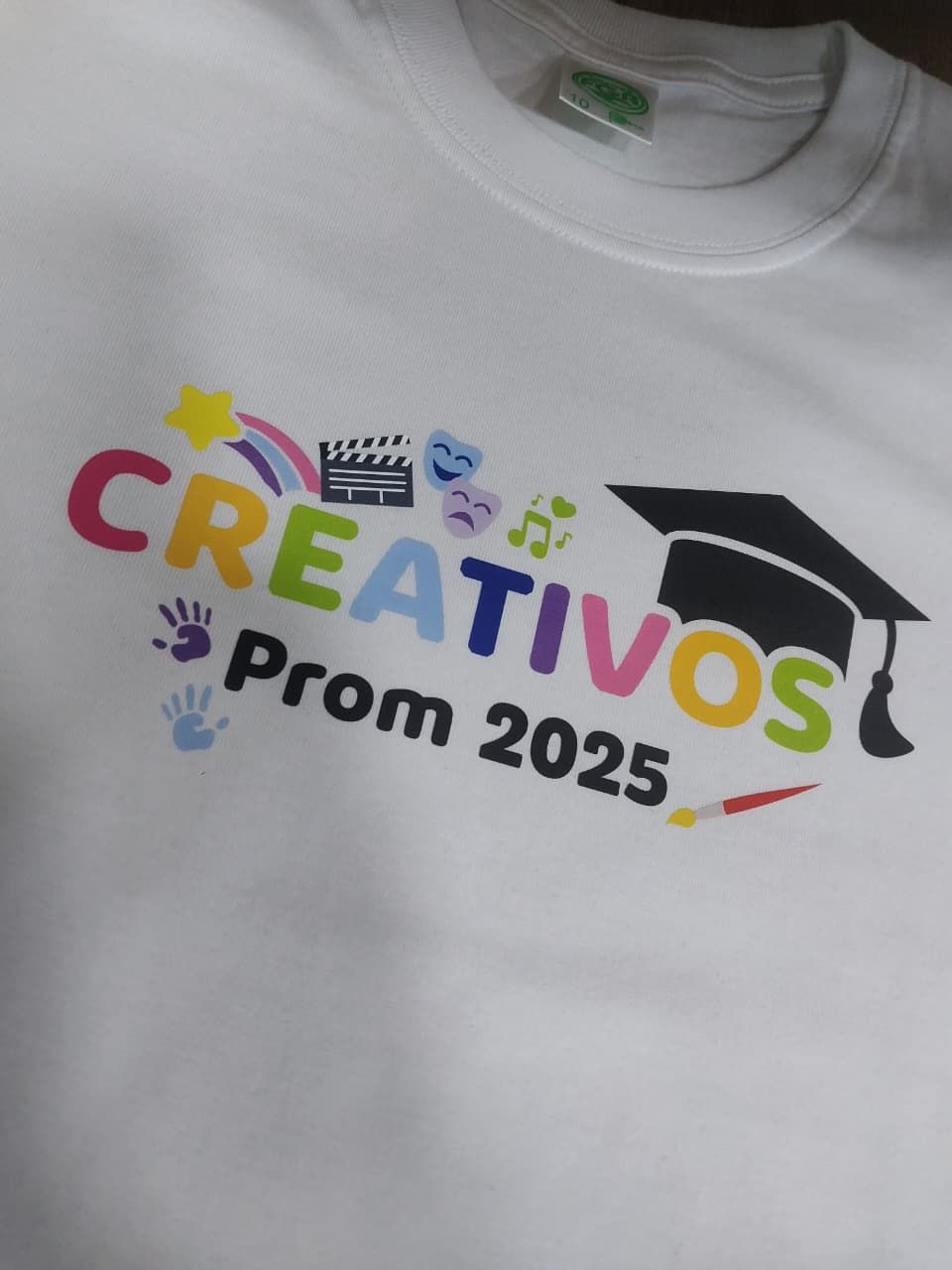 Una camiseta blanca con el texto 