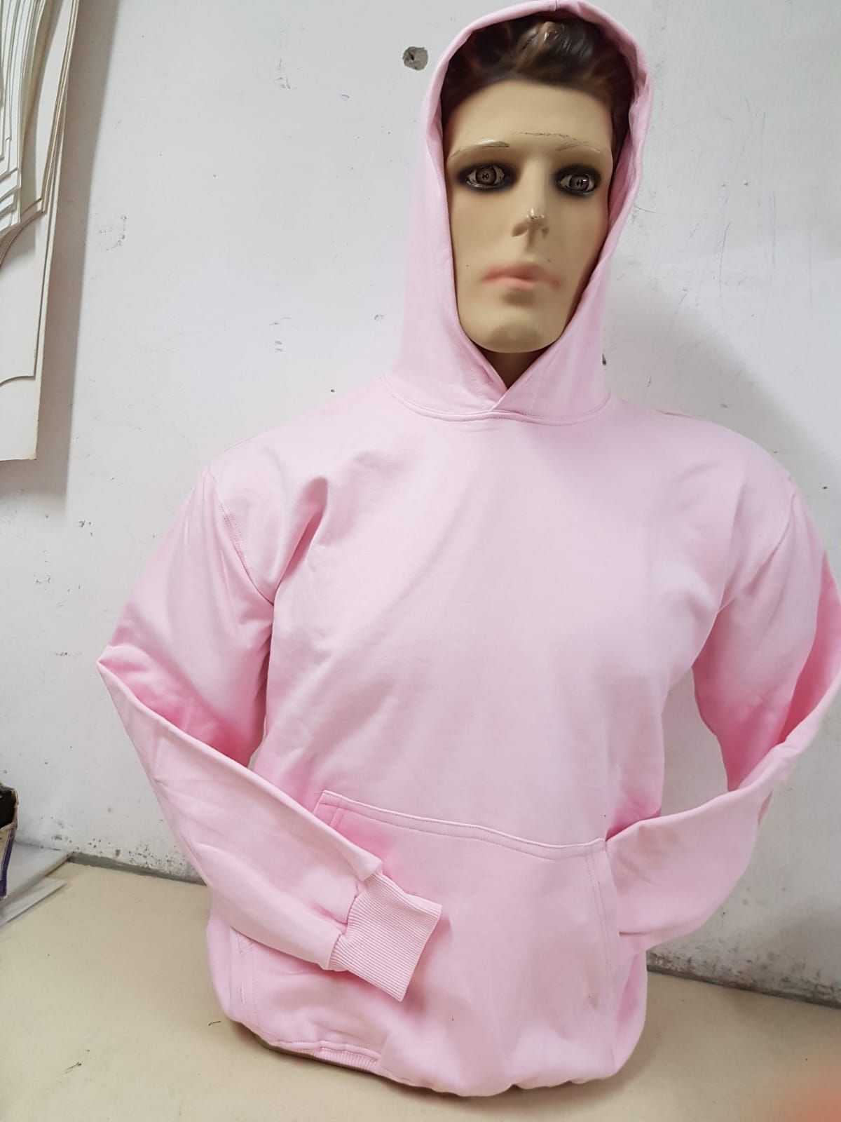 Una sudadera con capucha de manga larga de color rosa claro