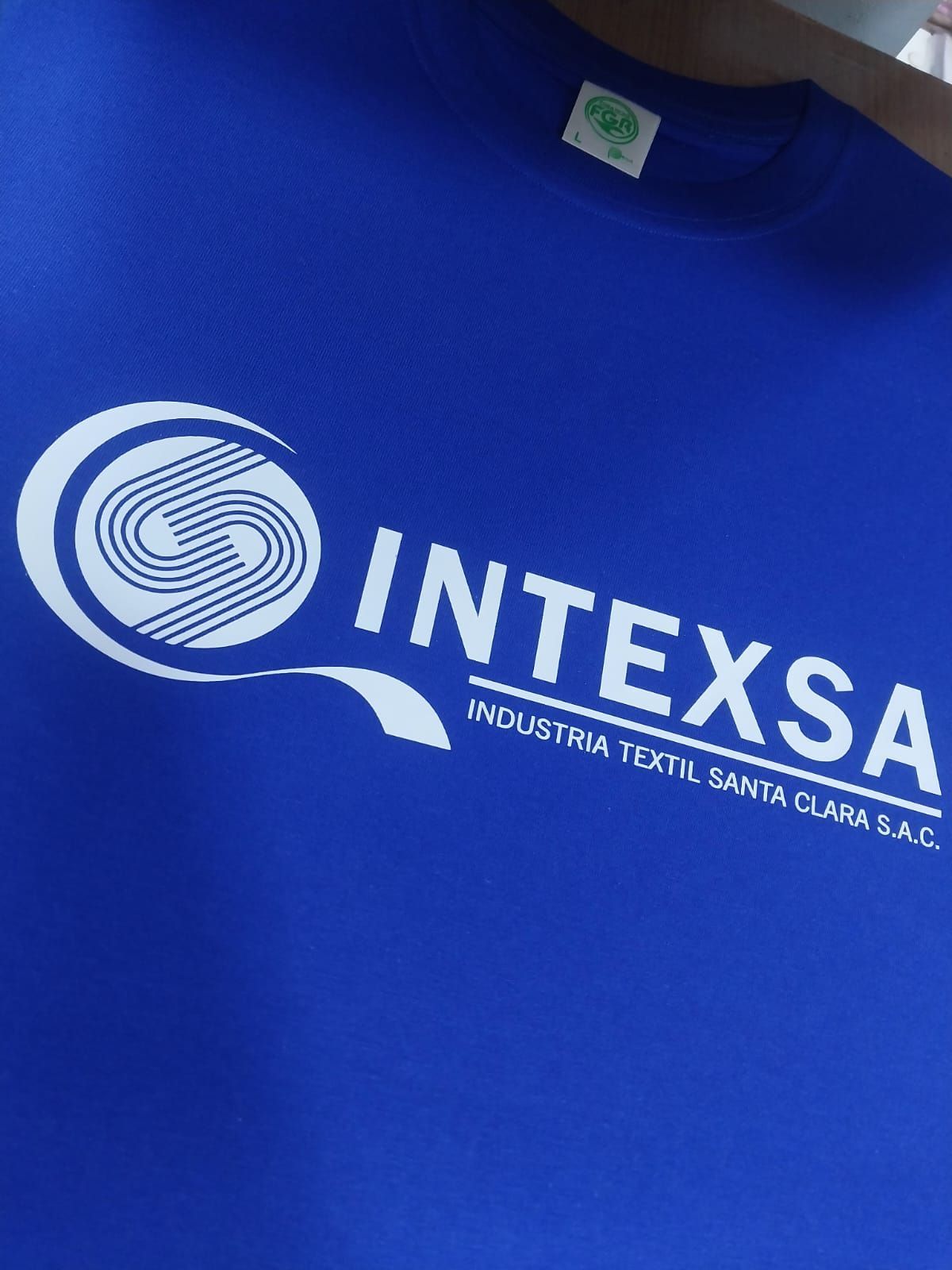 Camiseta azul con el logotipo blanco y el texto 